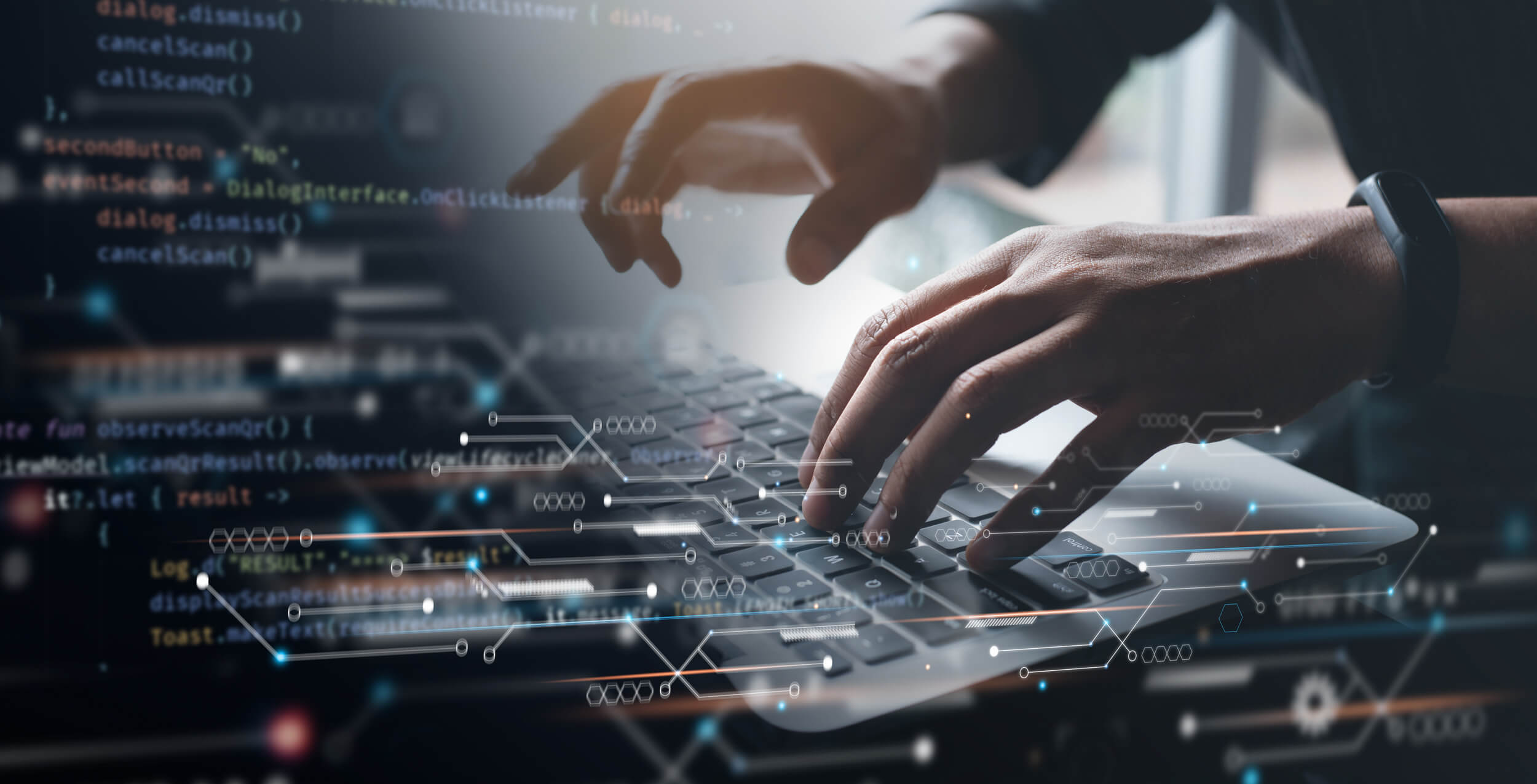 Eine Person programmiert Komponenten in komplexen Datensystemen an einem Laptop